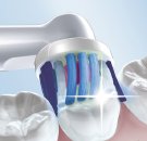 2 - Зубная щетка Braun Oral-B Vitality D100.413.1 PRO 3D White